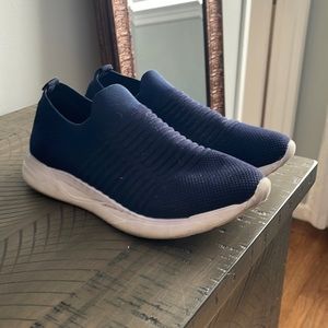 Steve Madden size 8 navy slip-on sneakers